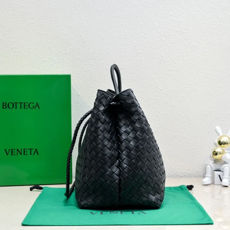 Batch 3760 #Bottega Veneta 2023 spring and summer new Andiamo handbag, many stars have the same style 🎈 Classic full-body leather weaving with golden knot buckle, stable and chic enough [satisfied] The whole body is made of Nappa sheep leather, comfortable, soft and dynamic. The sliding metal knot buckle can adjust the shoulder strap, single shoulder/handbag/crossbody, multiple carrying methods, large bag capacity, suitable for commuting/daily/traveling This bag is divided into small/medium/large sizes. There is always one that suits you, so take it with you🎀🎀 Size: 45*22*34, model: 5543#